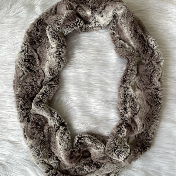 LOFT Faux Fur Infinity Scarf - Picture 6 of 17